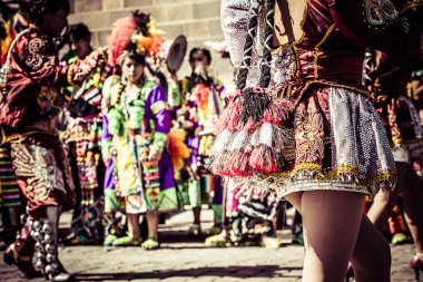 Cusco geçit töreninde Perulu dansçılar.