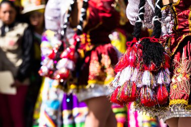 Cusco geçit töreninde Perulu dansçılar.