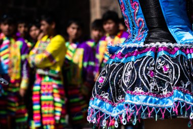 Cusco geçit töreninde Perulu dansçılar.