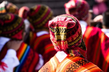 Cusco geçit töreninde Perulu dansçılar.