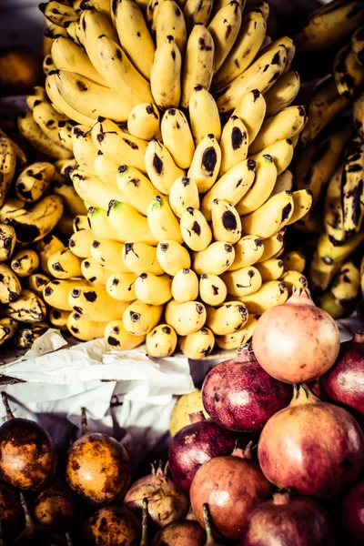 Färgglada grönsaker och frukter, marketplace peru. — Stockfoto