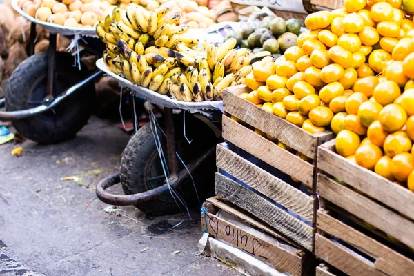 Legumes e frutas coloridas, mercado Peru . — Fotografia de Stock