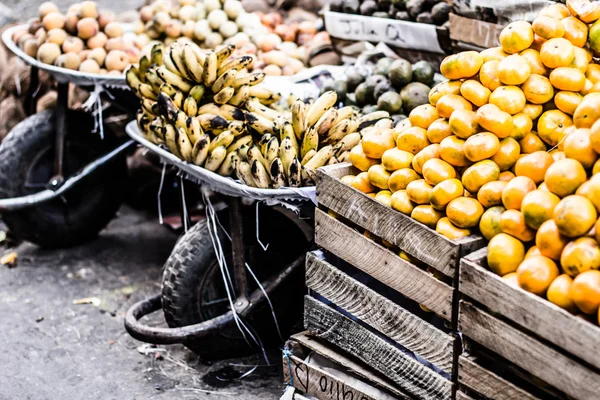 Verduras y Frutas Coloridas, mercado Perú . —  Fotos de Stock