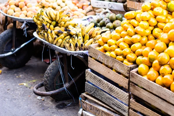カラフルな野菜や果物、マーケットプレイス ペルー. — ストック写真