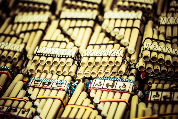 Auténticas panflautas sudamericanas en el mercado local en Perú . — Foto de Stock