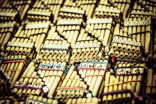 Panflûtes sud-américaines authentiques sur le marché local au Pérou . — Photo
