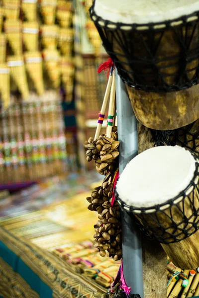 Instrumento musical en el mercado local en Perú . — Foto de Stock