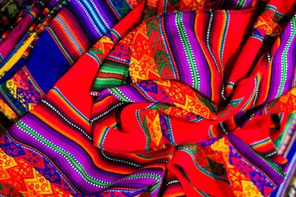 Barevné tkaniny na trhu v peru, Jižní Amerika — Stock fotografie