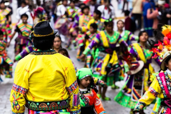 Peruvian dancers at the parade in Cusco. — Stock Photo, Image