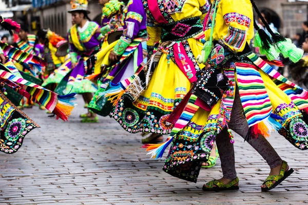 Cusco geçit töreninde Perulu dansçılar.