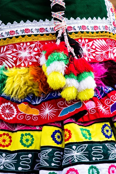 Cusco geçit töreninde Perulu dansçılar.