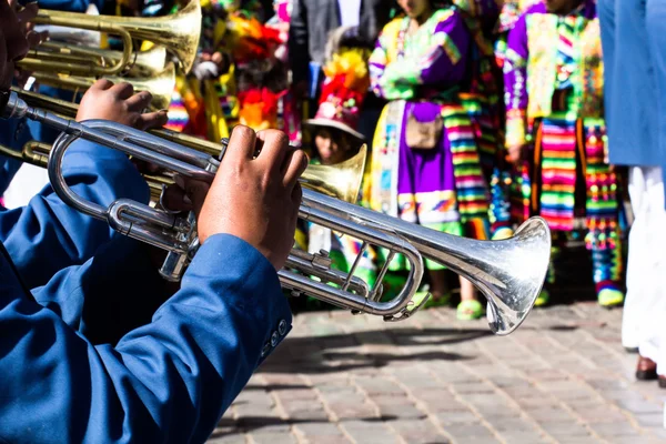 Peruaanse dansers op de parade in cusco. — Stockfoto