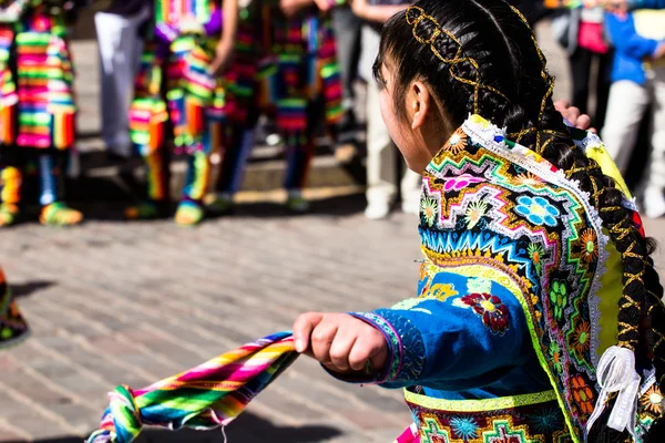 Peruanska dansare på paraden i cusco. — Stockfoto