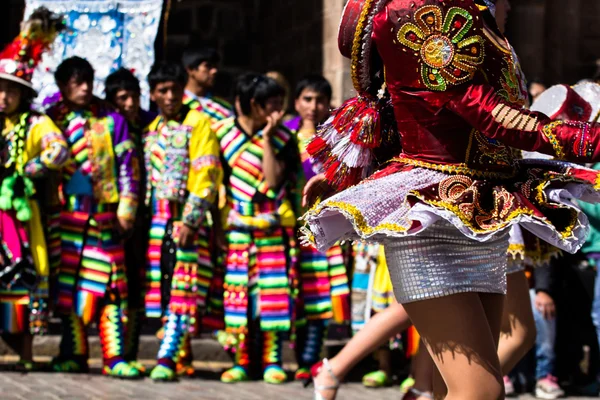 Peruanska dansare på paraden i cusco. — Stockfoto