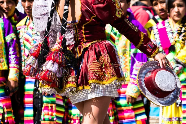 Peruanska dansare på paraden i cusco. — Stockfoto