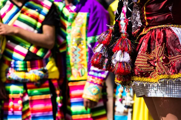 Peruanska dansare på paraden i cusco. — Stockfoto