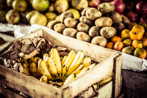 Legumes e frutas coloridas, mercado Peru . — Fotografia de Stock