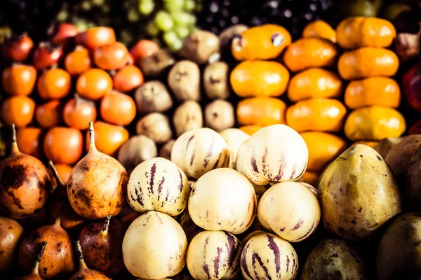 Légumes et fruits colorés, marché Pérou . — Photo