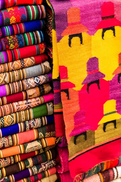 Tela colorida en el mercado en Perú, América del Sur —  Fotos de Stock