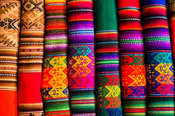Barevné tkaniny na trhu v peru, Jižní Amerika — Stock fotografie