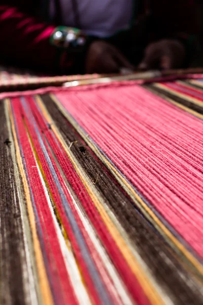 Traditionele hand weven in de bergen van de andes, peru — Stockfoto
