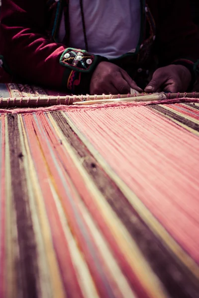 Traditionele hand weven in de bergen van de andes, peru — Stockfoto