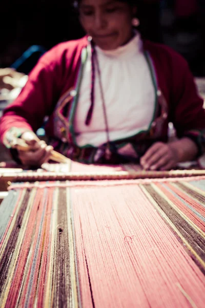 Traditionele hand weven in de bergen van de andes, peru — Stockfoto