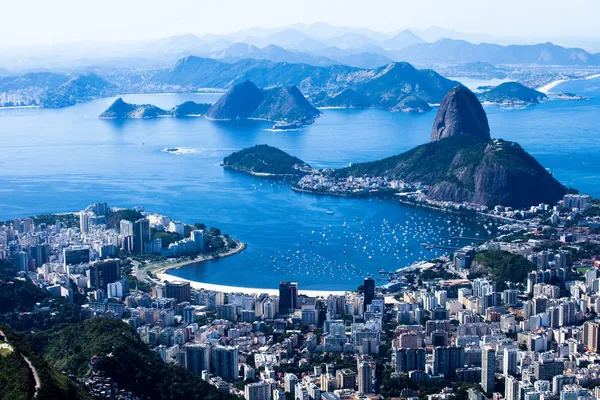 Rio de janeiro, Brazílie. suggar bochník a botafogo beach z corcovado — Stock fotografie