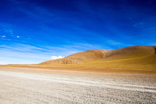 Deserto e montanha sobre céu azul e nuvens brancas no Altiplano, Bolívia — Fotografia de Stock