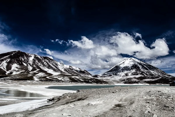 Woestijn en berg over blauwe hemel en witte wolken op altiplano, bolivia — Stockfoto