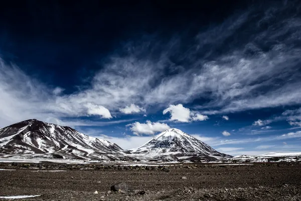 Pouště a hory nad modré nebe a bílé mraky na altiplano, Bolívie — Stock fotografie