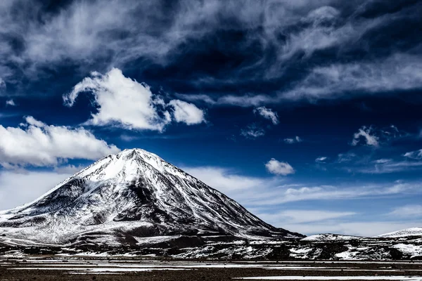 Desert and mountain over blue sky and white clouds on Altiplano,Bolivia — Stock Photo, Image