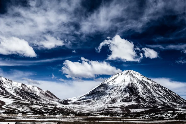 Pouště a hory nad modré nebe a bílé mraky na altiplano, Bolívie — Stock fotografie