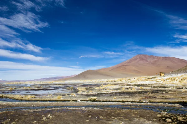 사막과 푸른 하늘 및 Altiplano, 볼리비아에 흰 구름 산 — 스톡 사진