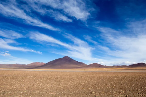 Deserto e montanha sobre céu azul e nuvens brancas no Altiplano, Bolívia — Fotografia de Stock