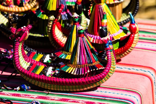 I souvenir delle isole galleggianti del lago Titicaca Puno Perù Sud America — Foto Stock