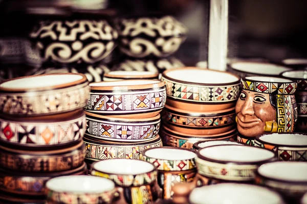 Keramika v místním trhu v peru, Jižní Amerika. — Stock fotografie