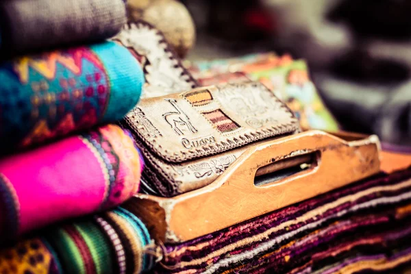 Tela colorida en el mercado en Perú — Foto de Stock