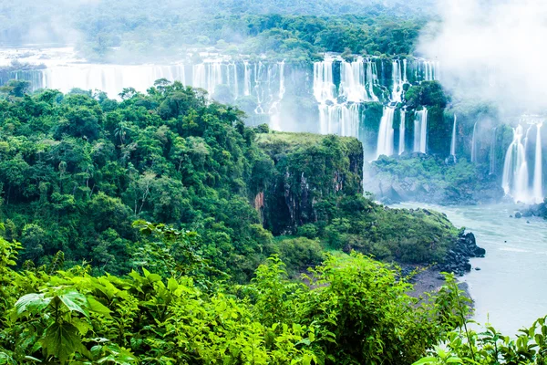 Iguaçu, serii największych wodospadów świata, widok z boku brazylijski — Zdjęcie stockowe