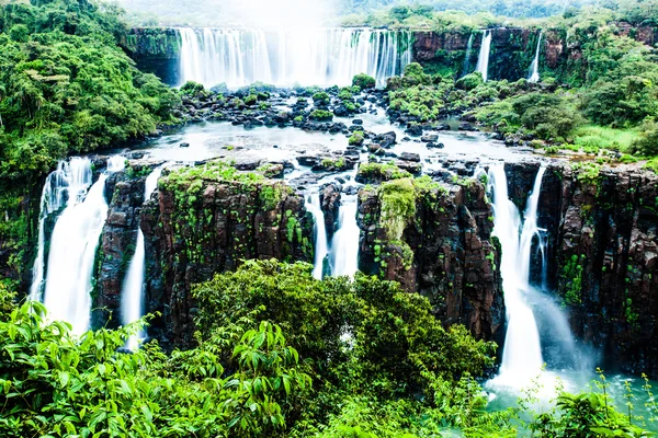 从巴西一侧的伊瓜苏瀑布，瀑布的世界上最大系列查看 — 图库照片