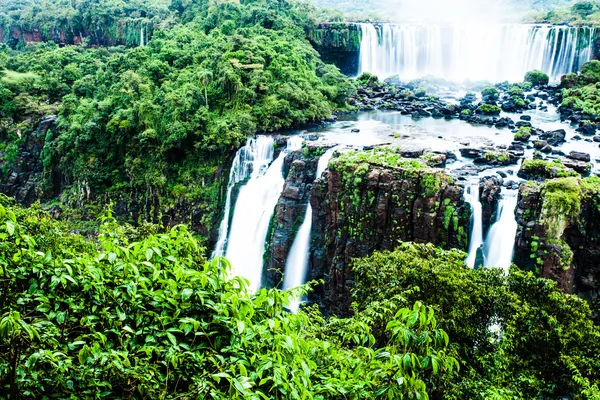 Iguassu falls, největší série vodopádů světa, pohled z brazilské strany — Stock fotografie