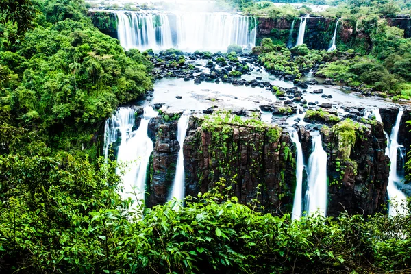 Iguassu falls, de grootste serie van watervallen van de wereld, bekijken van Braziliaanse kant — Stockfoto