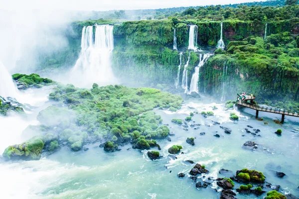 Iguassu-Wasserfälle, die größte Wasserfallserie der Welt, Blick von brasilianischer Seite — Stockfoto