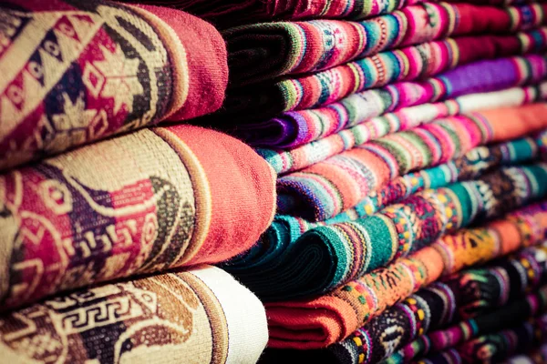 Tessuto colorato sul mercato in Perù, Sud America — Foto Stock