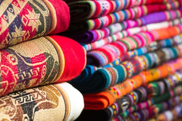 Tela colorida en el mercado en Perú, América del Sur — Foto de Stock