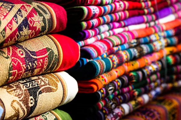 Tela colorida en el mercado en Perú, América del Sur — Foto de Stock