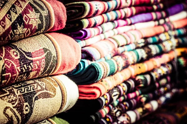 Peru, Güney Amerika pazarında renkli kumaş — Stok fotoğraf