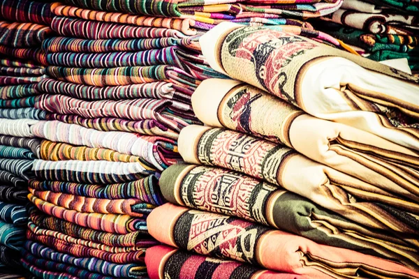 Kolorowe tkaniny na rynku w peru, Ameryka Południowa — Zdjęcie stockowe
