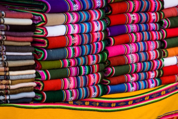 Fabric warna di pasar di Peru, Amerika Selatan — Stok Foto