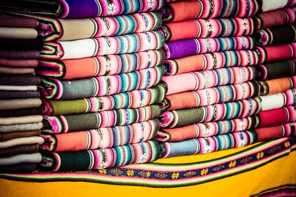 Красочная ткань на рынке в Перу, Южная Америка — стоковое фото